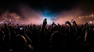 audiencia utilizando teléfonos inteligentes a capturar fotos a un En Vivo concierto. silueta concepto