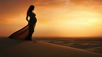 esperando hembra figura trekking a través de arena sierras. silueta concepto foto
