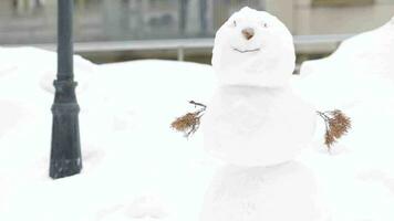 een sneeuwman is staand in de sneeuw video