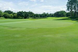 ver de golf curso con poniendo verde golf curso con un Rico verde césped y hermosa paisaje foto