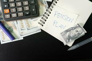 papel Nota con texto pensión plan con papelería y dólar en escritorio. pensión plan. Jubilación concepto. pensión cálculo concepto. foto