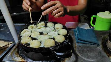 proceso a Cocinando takoyaki más popular delicioso bocadillo foto