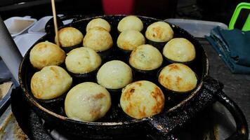 proceso a Cocinando takoyaki más popular delicioso bocadillo foto