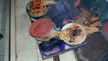 el proceso de ardiente satay en el ardiente carbones foto