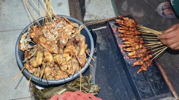 el proceso de ardiente satay en el ardiente carbones foto