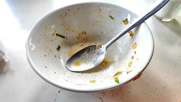 vacío cuenco después comido de picante comida poner en blanco escritorio foto