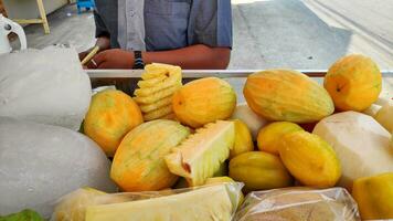 Fruta rujak carro por calle vendedores. rujak Fruta o tradicional Fruta ensalada desde Indonesia foto