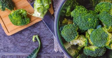 de cerca de verde Fresco vegetal brócoli. Fresco verde brócoli en de madera mesa.brócoli vegetal es lleno de salud .verduras para dieta y sano comer.orgánico alimento. foto