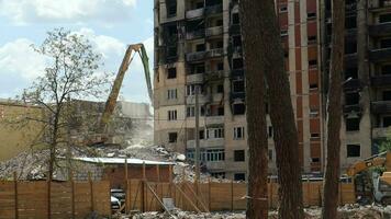 a processo do desmantelamento a velho prédio. a escavadora rompe a casa. demolição do dilapidado habitação. construção escavadora demolir a casa. Ucrânia, irpin - pode 12, 2023. video