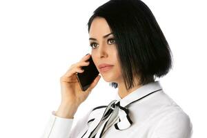 negocio hablar. retrato de confidente joven mujer de negocios en blanco camisa hablando en el móvil teléfono, aislado foto