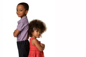 infancia y personas concepto-dos africano americano hermanos en pie espalda a espalda con brazos cruzado, aislado en blanco antecedentes con Copiar espacio foto