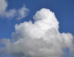 blanco mullido nube terminado azul cielo fondo, hermosa cielo foto