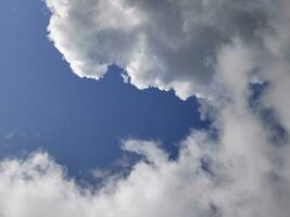 blanco mullido nube terminado azul cielo fondo, hermosa cielo foto