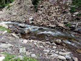 montaña río corriente foto