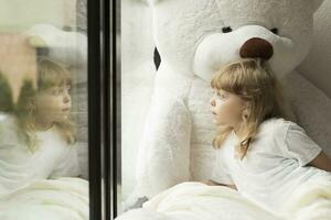 pequeño niña con osito de peluche oso foto