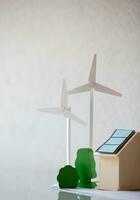 un pequeño casa con un viento turbina y solar paneles foto