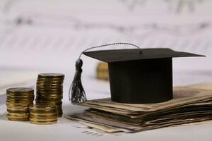 graduación gorra y dinero en un escritorio foto