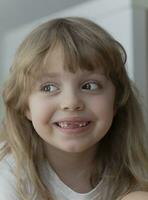 un pequeño niña con un cepillo de dientes foto