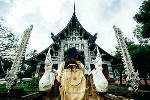 asiático viajero tomar un foto a pagoda de wat mira moli templo en chiang mai ciudad, Tailandia