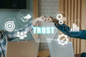 confiar cliente relaciones fiabilidad negocio concepto, negocio equipo que se discute datos en oficina escritorio con vr confiar icono en pantalla. foto