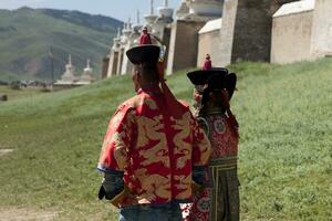 jarhorin, Mongolia - agosto 15 2019 - Pareja en tradicional ropa en frente de erdeno zuu monasterio foto