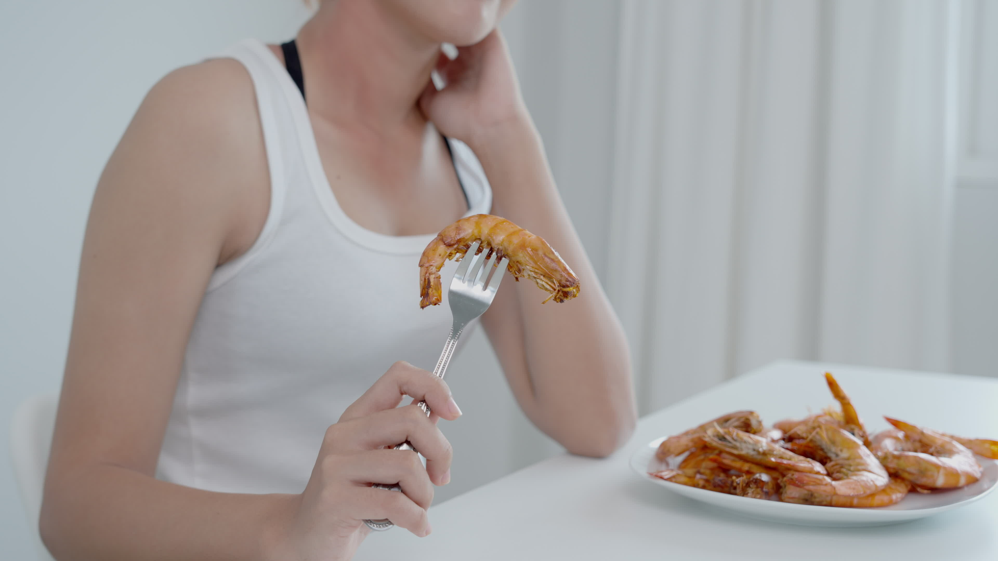 food allergies, women have reactions itching and redness after eating shrimp, seafood allergy