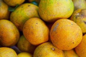 pila de pomelos en un puesto de mercado foto