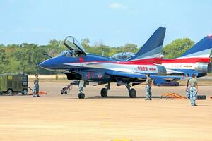 Nakhon Ratchasima, Tailandia noviembre 27, 2015 - F 16 quejarse y agosto Primero acrobático equipo comprometido en acrobacia. foto