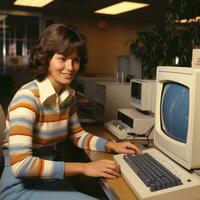 un mujer trabajos a un computadora. foto