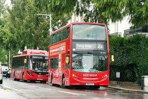 maravilloso bajo ángulo ver de autobús Servicio y británico tráfico a central Londres ciudad de Inglaterra Reino Unido. imagen capturado en agosto 2do, 2023 durante nublado y lluvioso día. foto