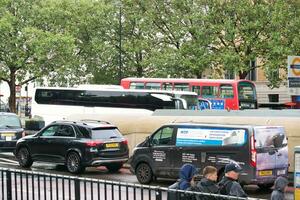 bajo ángulo ver de ocupado central Londres ciudad y la carretera con tráfico durante lluvia y nublado día terminado Inglaterra genial Bretaña de Reino Unido. imagen estaba capturado en agosto 2do, 2023 foto