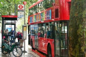 bajo ángulo ver de ocupado central Londres ciudad y la carretera con tráfico durante lluvia y nublado día terminado Inglaterra genial Bretaña de Reino Unido. imagen estaba capturado en agosto 2do, 2023 foto