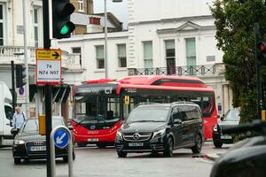 bajo ángulo ver de ocupado central Londres ciudad y la carretera con tráfico durante lluvia y nublado día terminado Inglaterra genial Bretaña de Reino Unido. imagen estaba capturado en agosto 2do, 2023 foto