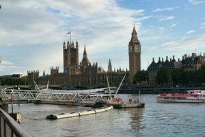 hermosa bajo ángulo ver de histórico grande ben reloj torre desde río Támesis y Londres ojo, Westminster central Londres, Inglaterra genial Bretaña, Reino Unido. imagen capturado durante nublado día de agosto 2do, 2023 foto