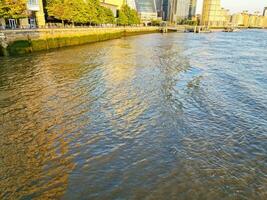 bajo ángulo ver de canario muelle edificios a central Londres ciudad de Inglaterra genial Bretaña. el imágenes estaba capturado en junio 8, 2023 durante claro soleado día. alto resolución 64 mega píxeles imagen foto