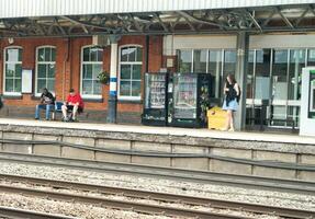 hermosa bajo ángulo ver de ferrocarril estación plataforma de enganche pueblo de Inglaterra Reino Unido, imagen estaba capturado en junio 18, 2023 foto