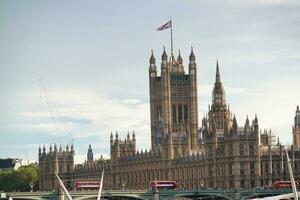 hermosa bajo ángulo ver de histórico grande ben reloj torre desde río Támesis y Londres ojo, Westminster central Londres, Inglaterra genial Bretaña, Reino Unido. imagen capturado durante nublado día de agosto 2do, 2023 foto