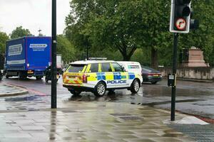 bajo ángulo ver de ocupado central Londres ciudad y la carretera con tráfico durante lluvia y nublado día terminado Inglaterra genial Bretaña de Reino Unido. imagen estaba capturado en agosto 2do, 2023 foto