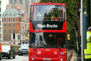 bajo ángulo ver de ocupado central Londres ciudad y la carretera con tráfico durante lluvia y nublado día terminado Inglaterra genial Bretaña de Reino Unido. imagen estaba capturado en agosto 2do, 2023 foto