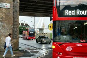 maravilloso bajo ángulo ver de autobús Servicio y británico tráfico a central Londres ciudad de Inglaterra Reino Unido. imagen capturado en agosto 2do, 2023 durante nublado y lluvioso día. foto