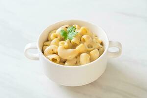 macaroni and cheese with herbs photo