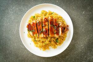 Pollo a la plancha dulce y picante con arroz al curry foto