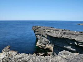 acantilados y atlántico océano, rocas cañón y laguna, belleza en naturaleza. vacaciones viaje antecedentes foto