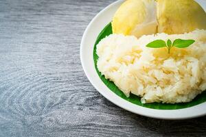 arroz pegajoso durian en un plato foto