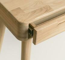 de madera mesa esquina con cajón y pierna cerca ver foto, de madera eco mueble elementos antecedentes. sólido madera mueble pierna foto