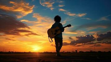 asiático chico con guitarra disfrutando verano puesta de sol persiguiendo músico Sueños. silueta concepto foto