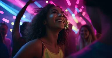 lgbtq juventud bailando a un club, neón luces. foto