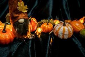 Víspera de Todos los Santos decoraciones antecedentes. Víspera de Todos los Santos de miedo calabaza cabeza en de madera mesa Víspera de Todos los Santos fiesta concepto foto