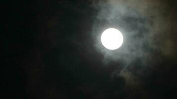 cheio lua e branco nuvens em Preto noite céu cena lindo noite lua fechar-se cenário video
