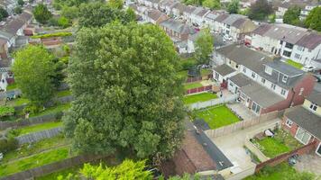 antenn antal fot av hus distrikt av norr luton stad av England, Storbritannien. video
